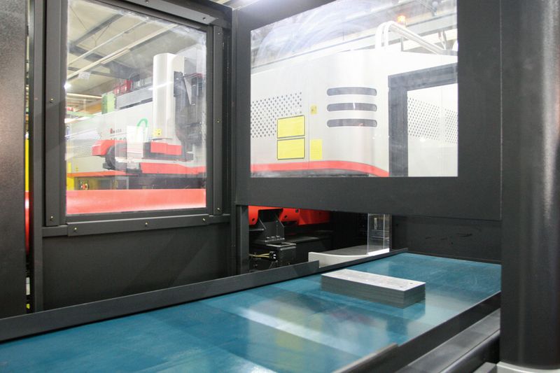 Die modulare Automation der Amada-C1-Anlage ermöglicht das Be- und Entladen der Maschine einschließlich Einzelteilesortierung und Transportband. (Bild: Anne Richter, SMM)