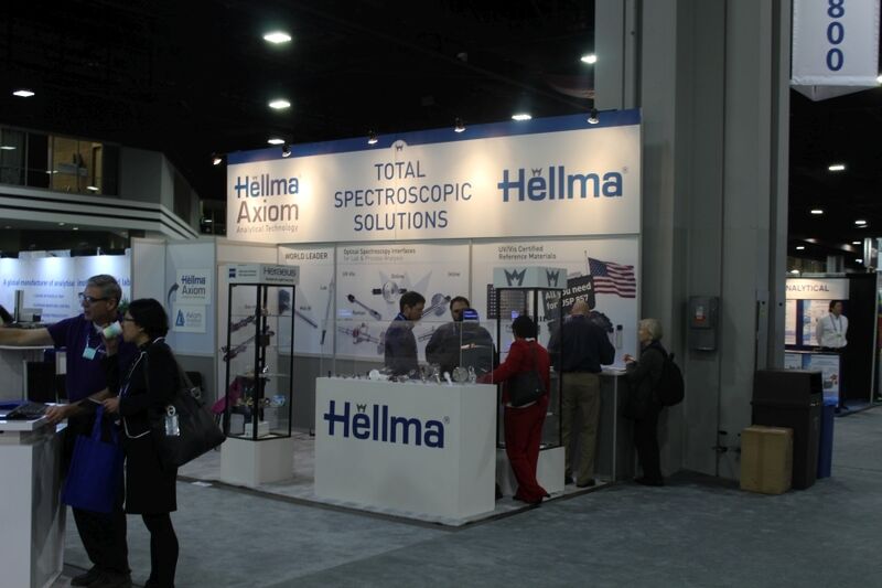 Hellma präsentierte auf der Pittcon erstmals seinen neuesten Unternehmens-Zukauf für die Prozessspektrometrie: Hellma Axiom. (Bild: Platthaus/LABORPRAXIS)