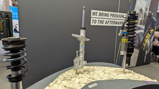 In der Mitte befindet sich der Stoßdämpfer B8, der mit den bereits im Fahrzeug vorhandenen Schraubenfedern (Federbeinen) kompatibel ist.  (Bild: Rosenow – VCG)