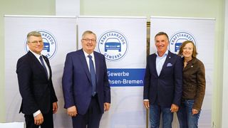 Stellten gemeinsam die Jahresbilanz des Kfz-Gewerbes Niedersachsen-Bremen vor: (v. l.) LV-Geschäftsführer Christian Metje, Präsident Karl-Heinz Bley, Obermeister Hans Jörg Koßmann Innung Bremen) und Geschäftsführerin Anke Kuckertz (Bild: Zietz - VCG )