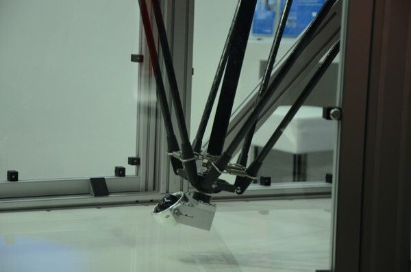 Das perfektes Zusammenspiel von Antrieb und Steuerung sorgt bei Stöber Antriebstechnik für ein präzises „Ballspiel“. (Bild: Michel)