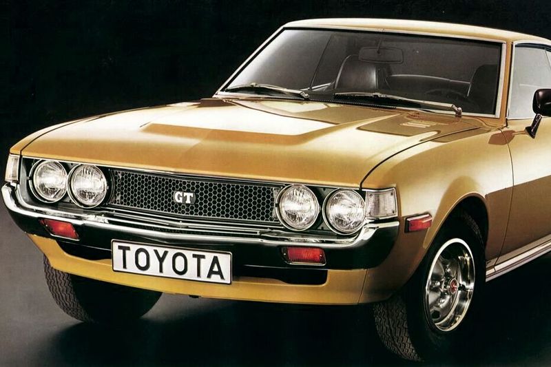 1972 ergänzte Toyota die Baureihe durch das Modell GT. Es besaß einen 1,6-Liter-Motor mit Doppelvergaser und zwei oben liegenden Nockenwellen. Er leistete 79 kW/107 PS. (Bild: Toyota)