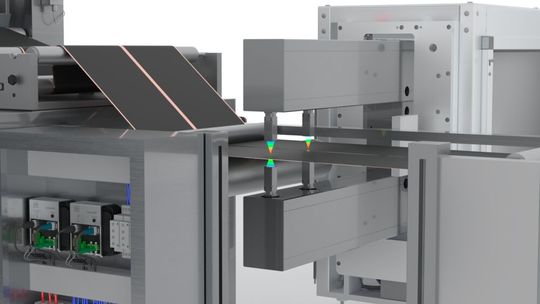 Bild 9: In der Batteriefertigung ermöglicht der IFC2412/IFC2417 Controller eine schnelle, zweiseitige Inline-Dickenmessung von Elektroden- und Separatorfolien. Die synchrone Verrechnung kompensiert Bahnflattern für stabile Dickenwerte, höhere Qualität und weniger Ausschuss.(Bild:  MICRO-EPSILON MESSTECHNIK)