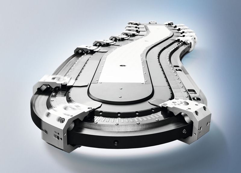Le système de transport linéaire XTS est une solution d'entraînement éprouvée dans laquelle des chariots à entraînement magnétique se déplacent le long d'une voie de modules moteurs entièrement intégrés. (Source : Beckhoff)