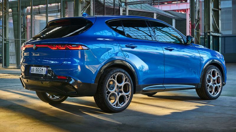 Am Heck gibt es nach aktueller Mode ein durchgehendes Leuchtenband. (Bild: Alfa Romeo)