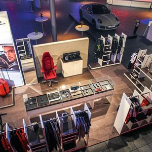 Neue CI für das Porsche-Zubehörgeschäft „Drivers's Selection“: erstmals weltweit im Porsche-Zentrum Hamburg.(Bild:  Michael Kunkel)
