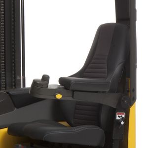 Wohlfühlfaktor garantiert sicheres Bedienen von Staplern und hohe Leistungsbereitschaft der Fahrer. Ein komfortables Cockpit, mehrfach verstellbarer und nach hinten neigbarer Fahrersitz, Minilenkrad für feinfühliges Handling, verstellbare Bedienkonsole und beste Sicht nach allen Seiten.