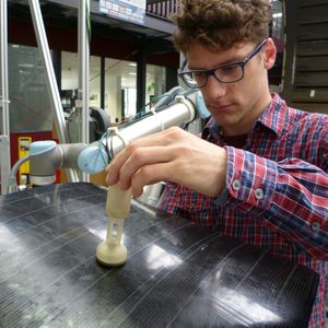 Julian Kunze demonstriert den Prototypen seines Vakuum-Greifers.