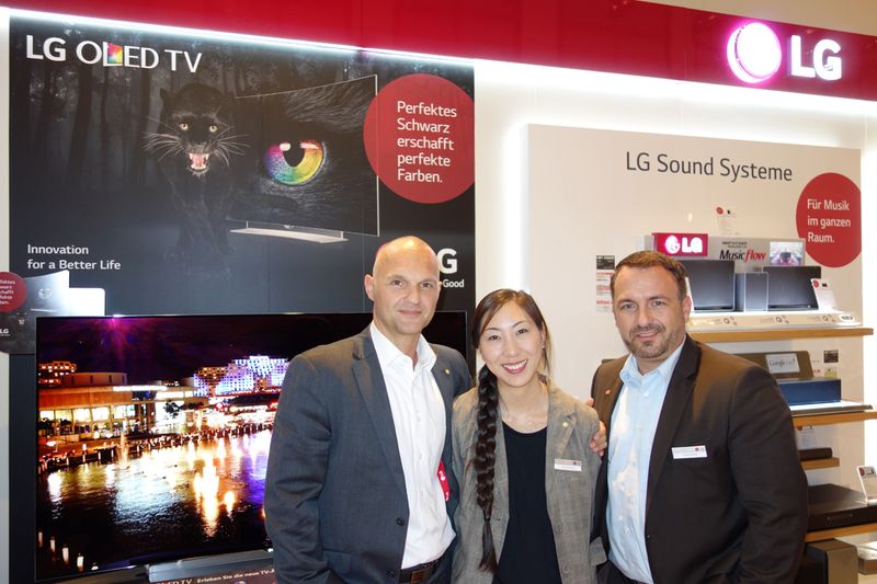Black is beautiful, das wissen auch (v. l.) Michael Vorberger mit Rie Kinoshita und Timo White, LG  (Bild: IT-BUSINESS)