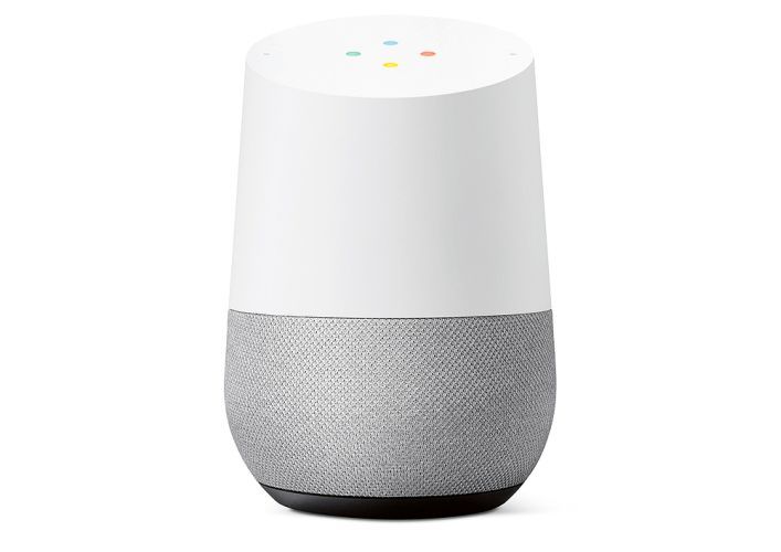 Red Dot Produktdesign 2018: Smart Speaker Google Home ist ein sprachgesteuerter Lautsprecher mit dem integrierten Google Assistant. Basierend auf einem innovativen Konzept, ist dieser intelligente Lautsprecher stets bereit zu helfen, sobald er mit dem Startbefehl „Ok Google“ aktiviert wird. Google Home erleichtert Nutzern den Zugang zu Informationen und eröffnet ihnen mittels einfacher Sprachsteuerung viele spannende neue Möglichkeiten. Das Gerät beeindruckt außerdem mit seiner puristischen Formensprache. Auf der Vorderseite sind keinerlei Tasten oder Steuerelemente zu sehen. Eine sensibel reagierende Touchoberfläche nimmt vielmehr als Benutzerschnittstelle die gesamte Oberseite ein und ermöglicht die in sich geschlossene Silhouette. Die Verwendung von Stoff dient dem mehr menschbezogenen Umgang mit Technologie und der akustischen Leistungsfähigkeit. Durch den Einsatz verschiedener Materialien wird zwischen den einzelnen Bereichen des Geräts klar unterschieden. Der obere, aus Kunststoff bestehende Teil weist auf den Touchbereich hin, während der untere, stoffbezogene für die Audiowiedergabe zuständig ist. Im Sinne eines schicken kleinen Möbelstücks kann sich dieser zur Interaktion geradezu einladende Smart Speaker so jedem Raum und jeder Einrichtung perfekt anpassen. Begründung der Jury: Der intelligente Lautsprecher Google Home fasziniert mit einem sehr klaren Design, mit dem er ein Zeichen setzt. Seiner Form gelingt die Balance, zugleich freundlich und präzise zu wirken. Es gibt keinerlei Steuerelemente auf der Vorderseite, die Bedienung erfolgt intuitiv über eine Touchoberfläche auf der Oberseite und per Sprachbefehl. Google Home setzt Maßstäbe im Bereich der Smart Speaker und ist als sprachgesteuerter persönlicher Assistent ein allzeit hilfreicher Begleiter im Alltag.  (Bild: Red Dot/Google)