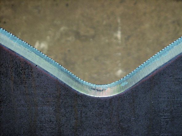 Das Schneidergebnis kann sich sehen lassen: Statt in zwei Tagen Handarbeit erledigt die Cloos-Roboteranlage die Ausschnitte für ein T-Stück in rund zwei Stunden – inklusive der Programmier- und Einrichtarbeiten. (Archiv: Vogel Business Media)