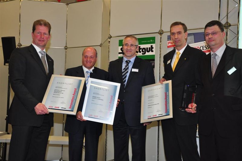 Die besten Unternehmen in der Kategorie MSR-Technik und Automatisierung waren Vega Grieshaber (Holger Sack, Leiter Produktmanagement und Marketing, Zweiter von rechts), Rembe (Mordi Perl, Executive Sales Director bei APM, zweiter von links) und Endress + Hauser (Dr. Andreas Meyer, Verkaufsleiter International, ganz links). Die Auszeichnungen übergaben Publisher Gerd Kielburger (Mitte) und stellvertretender Chefredakteur Dr. Jörg Kempf (ganz rechts). (Archiv: Vogel Business Media)