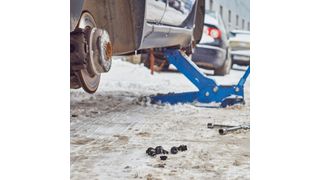 Ein Radwechsel ohne Hebebühne im Freien ist schon im lauen Frühling kein Spaß. Doch das Wetter hält auch noch Schnee, Starkregen, sommerliche Hitzewellen und Sturm bereit. (Bild: © Georgy Dzyura - stock.adobe.com)