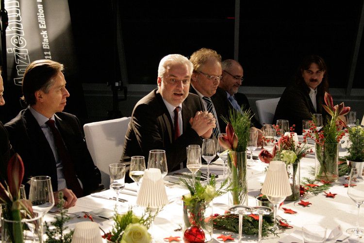 Engagierte Diskussionsteilnehmer: (v. li.) Peter Hüpler (Verwaltungsrat der Hülpert Gruppe), Garrelt Duin (Minister für Wirtschaft, Energie, Industrie, Mittelstand und Handwerk des Landes Nordrhein-Westfalen), Malte Hinz (Chefredakteur „Westfälische Rundschau“), Josef Tumbrinck (Landesverbandes NRW im Naturschutzbund Deutschland (NABU). (Foto: Strategie X)