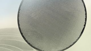 Bei Metalldrahtgeweben für Mikrofilter müssen Öffnungen unterschiedlicher Form in eine einzige Struktur eingearbeitet werden. Das von dem Ätztechnikspezialisten Precision Micro eingesetzte Fotoätzverfahren realisiert dies bei Metalldrahtgeweben mit einer Größe von beispielsweise 1.500 mal 600 mm. (Bild: Precision Micro)