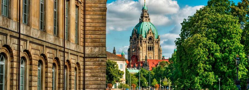 Landeshauptstadt Hannover: Blick vom Leine-Ufer Richtung Rathaus
