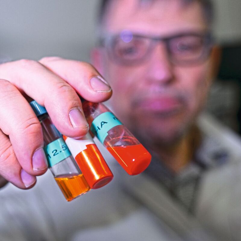 Energie-Vibration: Dr. Jakob Heier mit Proben seines „Antennen-Farbstoffs“