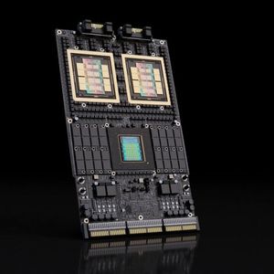 Die Vera-Rubin-Plattform für die NVL72-Racks besteht aus zwei Rubin-GPUs und einer Vera-CPU. Die ARM-CPU arbeitet mit 88 Olympus-Cores, die SMT beherrschen. Der bis zu 1,5 TB große LPDDR5x-Speicher für die CPU besteht aus wechselbaren Modulen (SOCAMM2). In einem NVL72-Rack sitzen ingesamt 36 Vera-CPUs und 72  Rubin-GPUs.(Bild:  Nvidia)