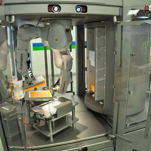 Syringes MRT mit Drehturm: Platzsparende Bauweise, einer hohen Verarbeitungsgeschwindigkeit von bis zu 600 Spritzen pro Minute und die Möglichkeit zur einfachen, schnellen Umrüstung zwischen verschiedenen Spritzen- und Trägerformaten  – das ist das Besondere.