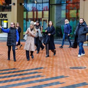 Das e-Estonia Briefing Centre gilt als das Digitalisation Hub der Stadt und wurde bereits 2009 als NGO errichtet. Heute ist es ein Teil der Enterprise Estonia. Nicht ohne Grund wurde e-Estonia als Startpunkt unserer Tour gewählt: Schließlich werden dort Besuchende empfangen, darunter globale Politiker, Präsidenten, Minister und Entscheidende im öffentlichen und privaten Bereich. Ihr Ziel: Die Erfolgsgeschichte des Zentrums weitertragen, andere Menschen auf ihrem Digitalisierungsweg begleiten, bei Länderinitiativen beraten und vernetzen sowie sie bei Innovationen und internationalen Kooperationen unterstützen und fördern.(Bild:  © Raul Mee)