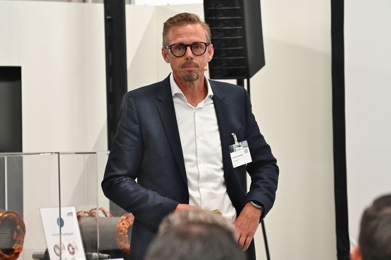 Dr. Knud Lembke, Director Production Planning and Technology Powertrain bei Mercedes-Benz, zeigte, wie sich durch Modularisierung und Digitalisierung auch in der Automobilproduktion Prozesse verkürzen lassen. (Bild: Stefanie Michel)