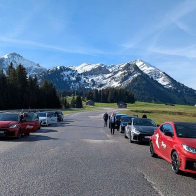 Alles da: Sonne, nasser Asphalt, Schnee (zumindest im Hintergrund). In der Schweiz fand Goodyear das passende Ambiente für die Präsentation seines Vector All Season 4. (Bild: Rosenow – VCG)