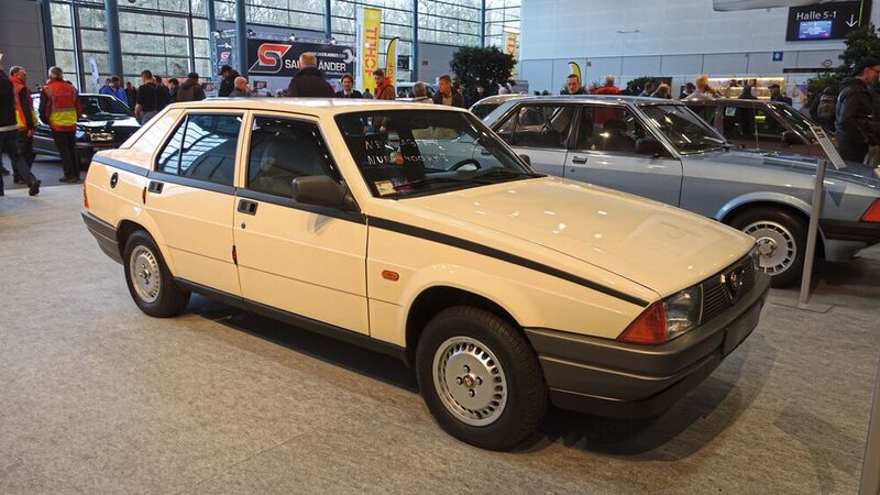Dieser Alfa Romeo 75 hatte gerade einmal 4.400 km auf dem Tacho. Dafür sollte er aber auch 24.950 Euro kosten. (Bild: Dominsky –  »kfz-betrieb«)