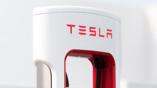 Die Neuwagenverkäufe von Tesla klettern derzeit wieder. Firmenchef Elon Musk sieht dennoch die Zukunft in selbstfahrenden Modellen. (Bild: Tesla)