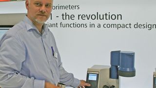 Kai-Oliver Linde von IKA mit der Weltneuheit, dem äußerst kompakten Kalorimeter C 1. (Bild: Platthaus)