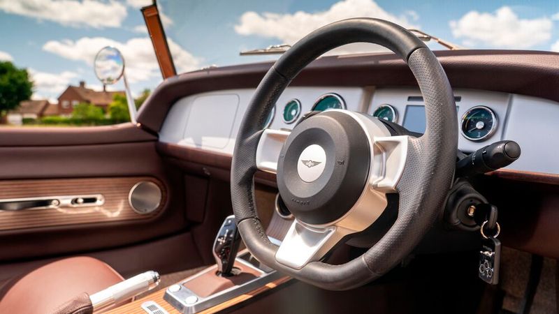 Auch innen atmet der Supersport den Geist von gestern. (Bild: Morgan)