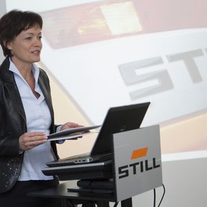 Lucia Puttrich, hessische Ministerin für Umwelt, Energie, Landwirtschaft und Verbraucherschutz, beim Besuch der Frankfurter Still-Niederlassung.