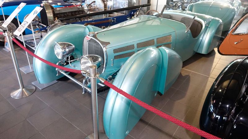 57 S Roadster: Bereits 1936 erkannte Jean Bugatti, dass man auf den internationalen Automobilmessen mit ausgefallenem Design die größte Aufmerksamkeit erlangt. Der T57 S Roadster war solch ein reines „Demo-Showcar“, das nie in Serie ging, nicht zuletzt, da die extravaganten Radkästen der Vorderräder bei einem Fahrzeug in dieser PS-Klasse wohl ziemlich gewagt waren. (Bild: Dominsky – VCG)