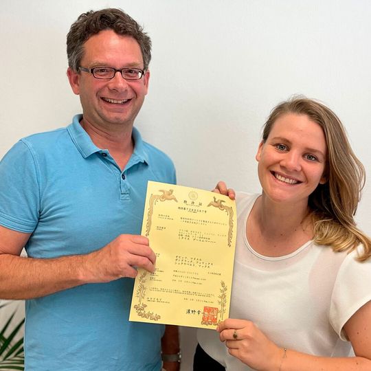 Wolf-Peter Werner, CEO Mecuris, und Bianca Weber, COO Mecuris, mit erteiltem Patent.(Bild:  Mercuris)