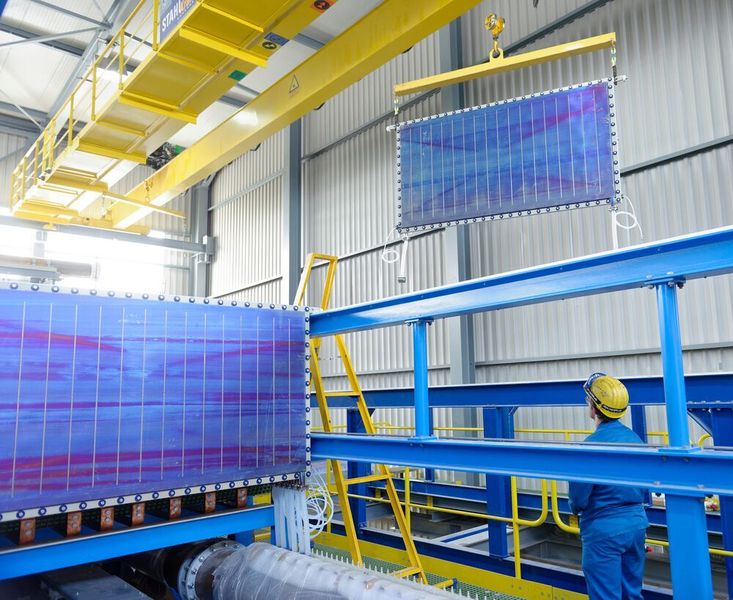Montage eines Wasserelektrolyse-Moduls zur Herstellung von grünem Wasserstoff. (Thyssenkrupp Uhde Chlorine Engineers)
