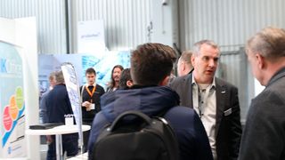 Die Messe KPA in Ulm brachte die Fachleute der kunststoffverarbeitenden Industrie zusammen. Die Stimmung war gut, die Gespräche wie hier am Stand von IK Office fruchtbar. (Bild: Maschinenmarkt)