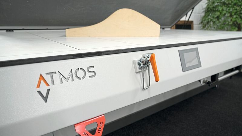 In seinen Vakuumpressen setzt Atmos Maßstäbe in der Branche. Geschäftsführer Stefan Katzer ist es in kürzester Zeit gelungen, sein Unternehmen vom reinen Handelshaus zum eigenständigen Produzenten hochspezialisierter Pressen zu entwickeln. (Bild: Kipp)