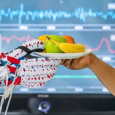 Das Soft-Hand-Exoskelett unterstützt Menschen, deren Hand gelähmt ist. (Bild: Astrid Eckert / TUM)