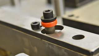 So klein und doch so große Wirkung: Dämpfungselemente sind die Lebensverlängerer von Werkzeugen und Maschinenkomponenten. (Fibro)