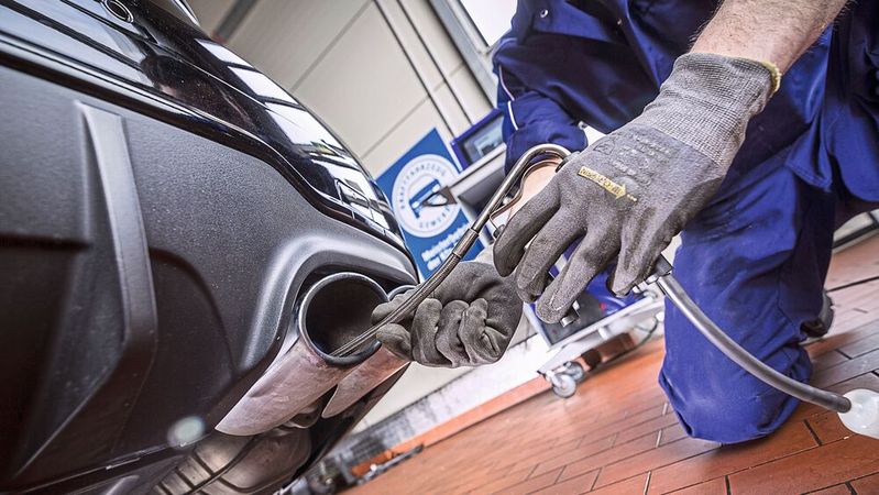 Rund zehn Millionen Abgasuntersuchungen in den anerkannten AU-Betrieben des Kfz-Gewerbes flossen 2021 in die Auswertung ein.(Bild:  ZDK)