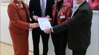 Freuen sich über die Kooperation (v.l.): Andrea Stratmann (GF GWW), Michael Müller (GF Müller die lila Logistik), Andrea Perschke (GWW-Regionalleiterin Calw) und Thomas Diesch (Niederlassungsleiter Müller die lila Logistik). (Bild: Müller)