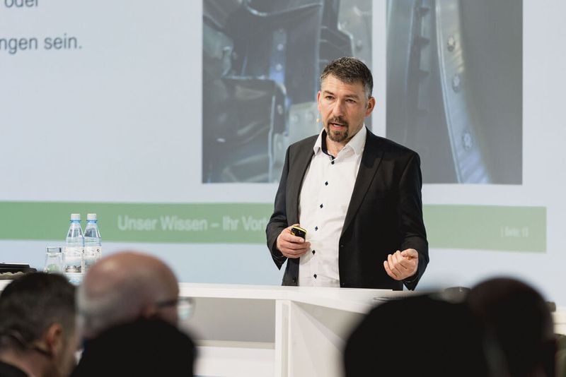 KTI-Geschäftsführer Helge Kiebach erklärt typische Schadenmechanismen, die bei Aluminiumdruckguss auftreten, wie sich diese diagnostizieren lassen und welche Reparaturen möglich und zulässig sind.(Bild:  Stefan Bausewein)