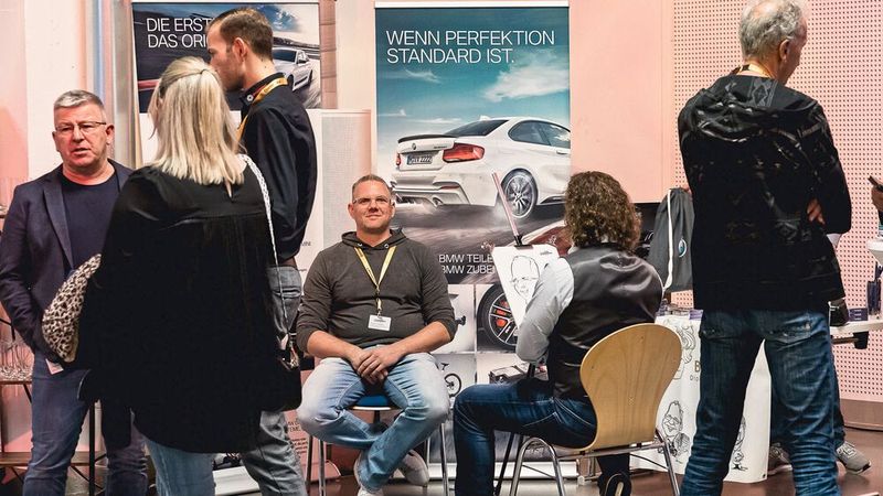 Besser von BMW gemalt, als vom Leben gezeichnet ... oder so. Fachtagung-Sponsor BMW stellte seine Angebote speziell für freie Werkstätten vor. (Bild: Stefan Bausewein)