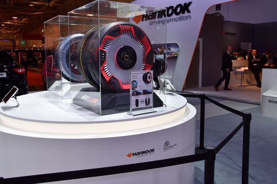 Bei Hankook gibt es zwei futuristusche Konzeptreifen zu sehen, die in Zusammenarbeit mit dem Londoner Royal College of Art entstanden sind.