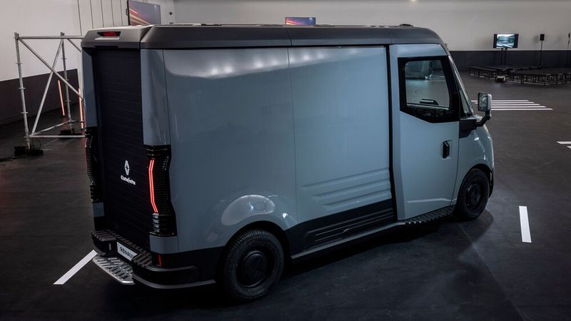 Der Wagen wirkt wie eine moderne Version der bekannten UPS-Transporter, samt Rollo am Heck. (Bild: Renault)