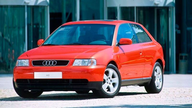 Den A3 (interne Typbezeichnung 8L) baute Audi zwischen Herbst 1996 und 2003 in Deutschland bzw. bis Ende 2006 in Brasilien. Mit dieser ersten A3-Generation bot Audi erstmals ein Fahrzeug dieser Größenordnung auf der PQ34-Plattform von VW und mit einem Großteil der Motorenpalette des VW Golf IV an. Die erste Generation gab es zu Beginn nur als Dreitürer, dessen formale Messepremiere auf der Mondial de l’Automobile 1996 stattfand. Aus Rücksicht auf die im Herbst 1997 erfolgte Markteinführung des VW Golf IV wurde erst im März 1999 die fünftürige Variante nachgereicht. (Bild: Audi AG)