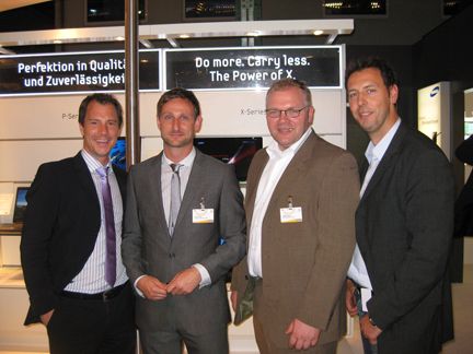 Christof Leonhardt von Sony (li.) mit Gerrit L. Povel (Samsung), Steffen Rauch und Dirk Erben von Sony (Archiv: Vogel Business Media)