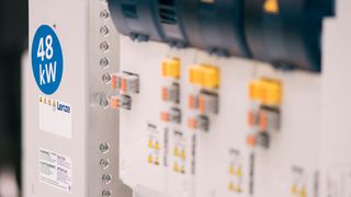 Bremsenergie effektiv genutzt – Lenze will Netzrückspeisung attraktiver machen. (Lenze SE / Ralf Böttcher)