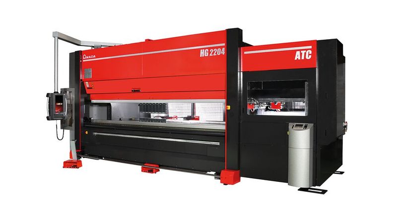 Amada hat seine Abkantpresse HG 2204 jetzt in der Variante HG 2204 ATC mit einem automatischen Werkzeugwechsler vorgestellt. (Bild: Amada/Patrick Berger)