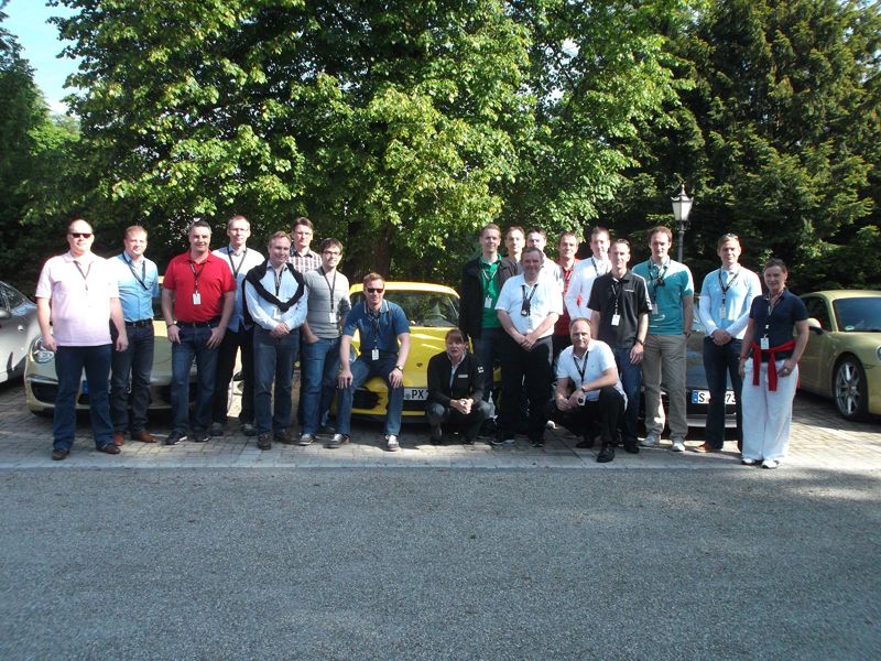 Die versammelte Gemeinschaft der CommVault Success Tour vor ihren Sportwägen. (CommVault)