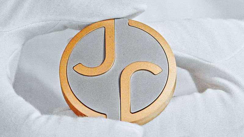 Die neu gestalteten Buchstaben „J“ und „R“ hat Jaguar in das Emblem „Monogram“ integriert. (Bild: Jaguar)